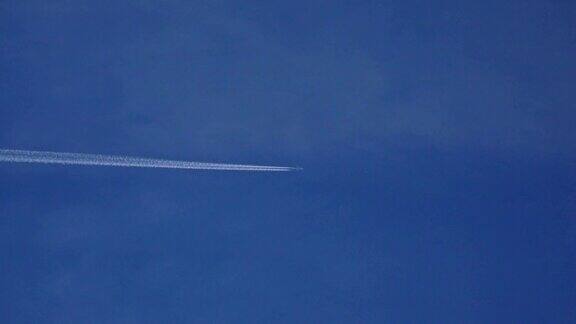 飞行的商业飞机离开封锁在蓝天全高清远摄镜头视频