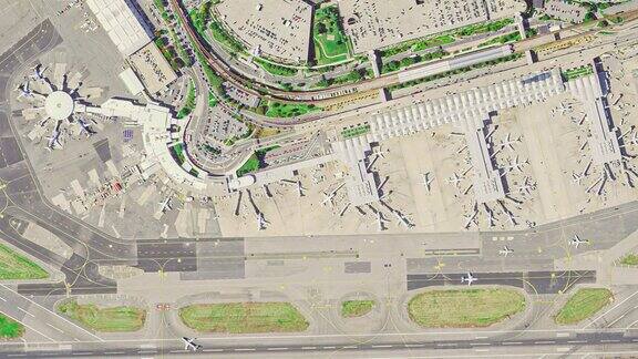 机场鸟瞰图与飞机、候机楼和跑道