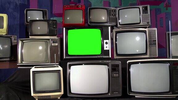一个古老的老式电视与绿色色度键屏幕堆在许多复古电视放大4k