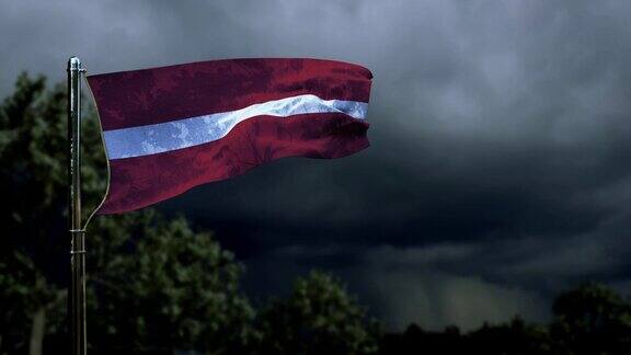 在黑暗的风暴积云上挥舞拉脱维亚国旗庆祝国庆节
