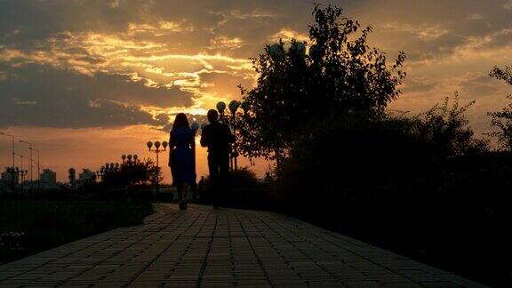 一对年轻夫妇漫步在夕阳下幻灯片