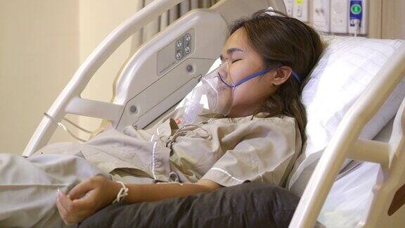 亚洲女病人躺在医院病床上的肖像