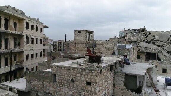 无人机飞过叙利亚阿勒颇的建筑废墟我们可以在城市的街道上看到被摧毁的建筑
