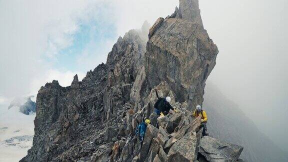 专业的资深登山者正在攀登欧洲阿尔卑斯山的陡峭山峰使用绳子鸟瞰图