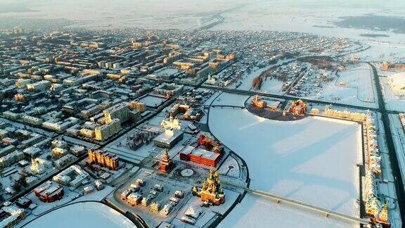 鸟瞰图约什卡尔-奥拉的在冬天晴朗的一天飞过城市