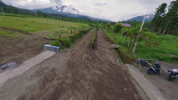 鸟瞰土路热带山谷亚洲稻田原汁原味的乡村景观