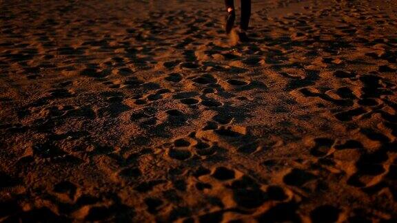 人在沙中行走