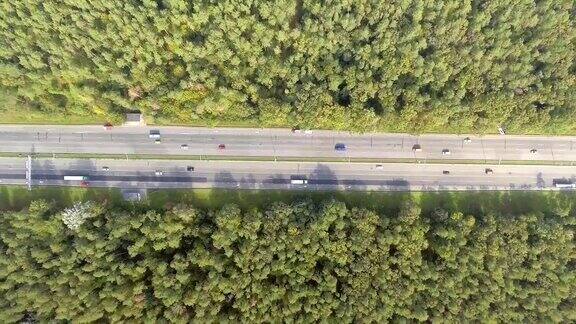 公路上交通的鸟瞰图