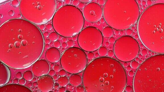 水背景上的红色气泡