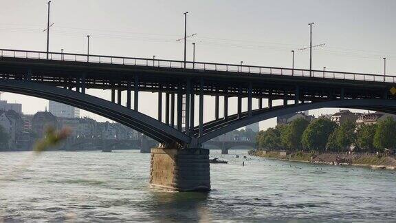 阳光明媚的晚上巴塞尔市交通河湾大桥全景4k时间推移瑞士