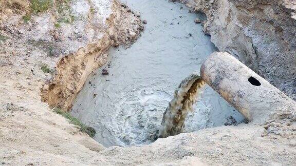污水污染从肮脏的下水道管道流出