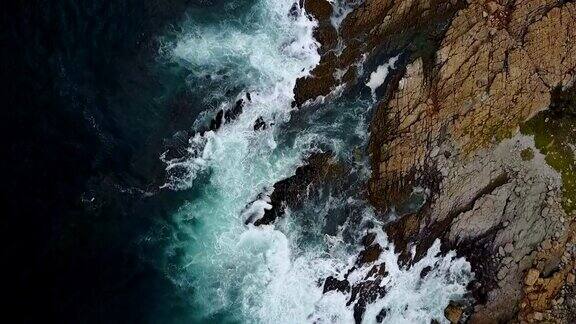 海浪冲击着布满岩石的海岸线