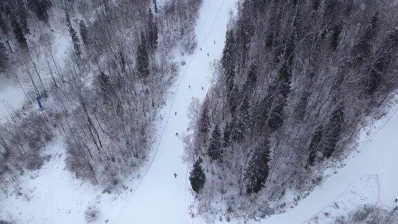在滑雪胜地的雪坡上冬季滑雪板无人机视图冬天的活动
