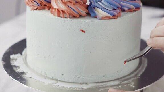 在圆形香草蛋糕的边缘撒上彩色的糖屑
