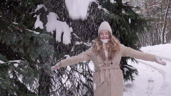 一个年轻漂亮的女人抛起一大块雪冬季奥运会