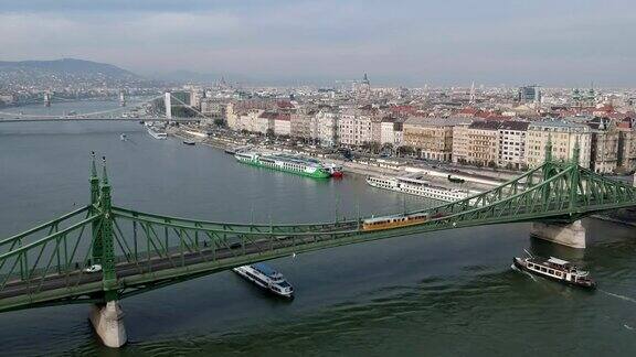 布达佩斯城市景观和自由大桥
