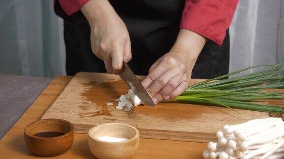 亚洲女人包饺子、饺子是中国传统食物