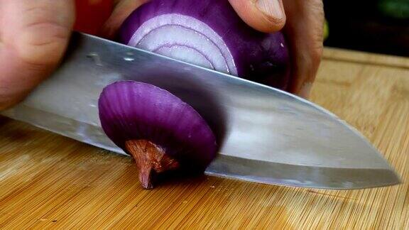 厨师手用菜刀切青葱做蔬菜沙拉