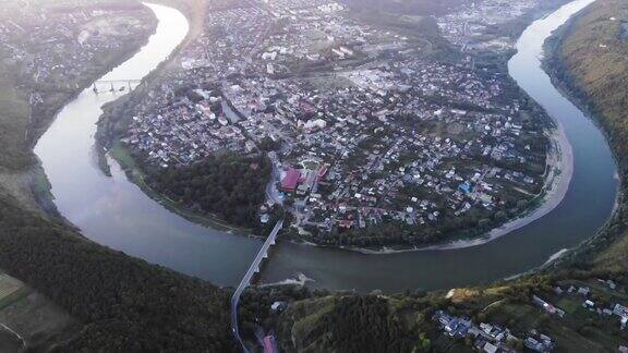 无人机拍到的城镇周围河流的美丽全景