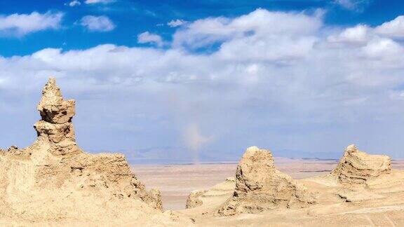 在沙漠的远处有一场沙尘暴