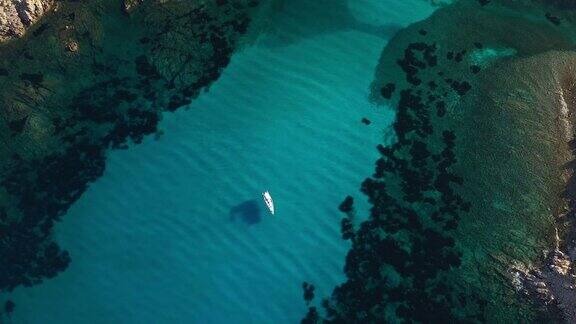 帆船漂浮在的海面上马达莱纳群岛国家公园