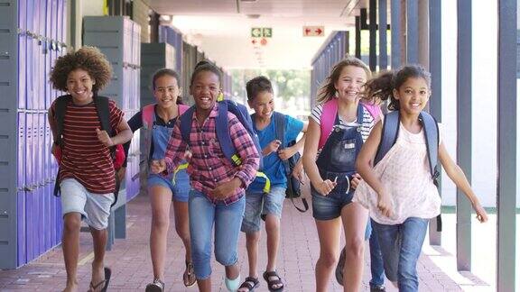 孩子们在学校走廊里奔向摄像机正面镜头