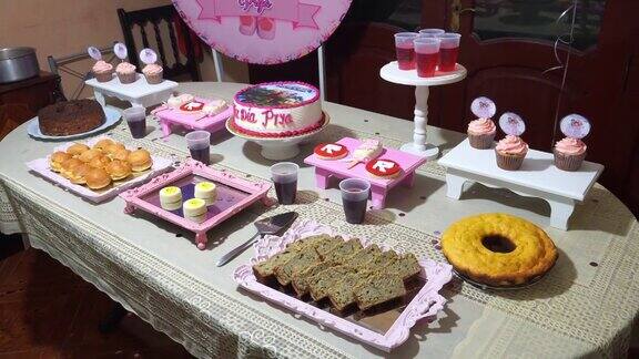在孩子们的生日聚会上一张摆满零食、蛋糕和蛋糕的桌子
