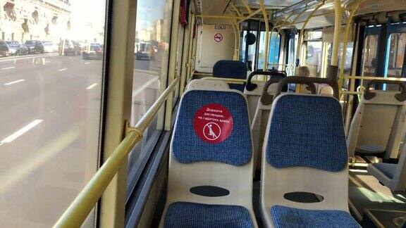 公共汽车内部座位上贴着遵守社交距离的贴纸