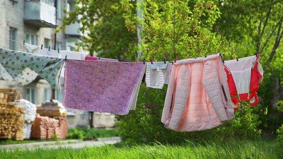 洗衣日与衣物晾衣绳上