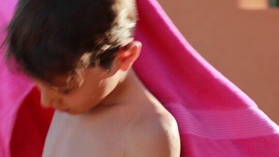 孩子游泳后用毛巾遮盖身体