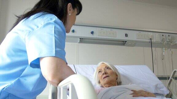 资深妇女和护士在医院沟通