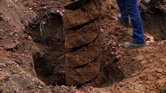 重型工业土方机械钻从钻孔中挖掘地面