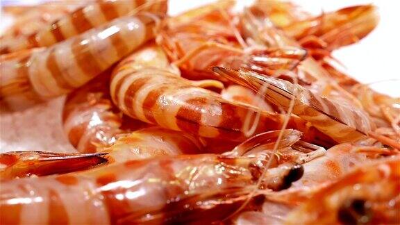海鲜市场上一堆冰鲜虾