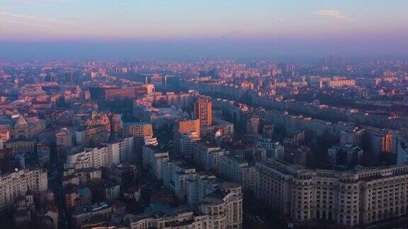 鸟瞰图布加勒斯特市中心在黄昏布加勒斯特的城市布加勒斯特交通堵塞的鸟瞰图城市里灰暗的一天拥挤的城市布加勒斯特的公寓楼罗马尼亚