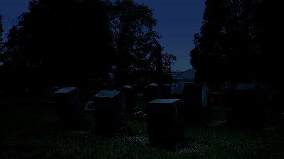晚上的墓地墓碑