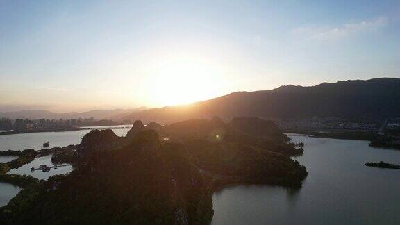 日落时中国七星洞的航拍放大图
