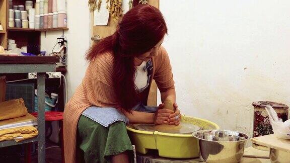 韩国艺术家在她的小工作室里塑造粘土