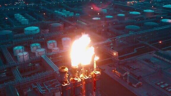 火光从炼油厂的管道里冒出来