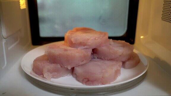 用微波炉解冻食物用微波炉加热冷冻生鱼肉