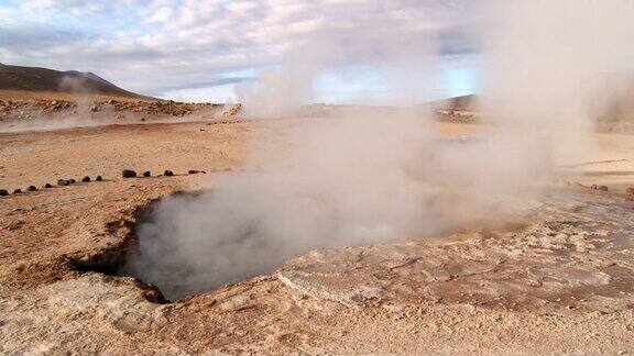 在智利著名的埃尔塔肖间歇泉山谷日出时埃尔塔肖间歇泉冒出蒸汽