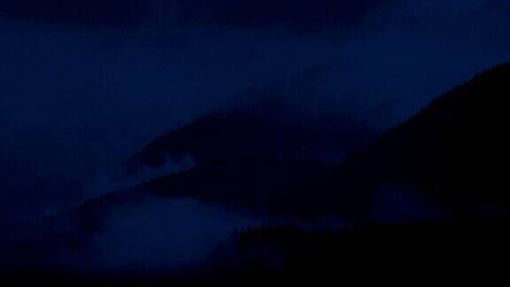 在夜晚迷雾笼罩荒野山脉