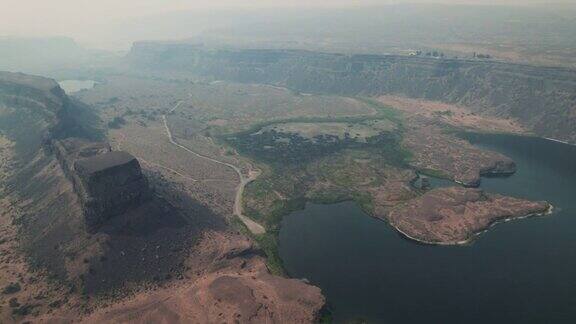 华盛顿州干瀑布沙漠峡谷惊人的河漫滩鸟瞰图
