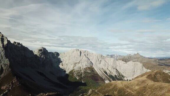 全景无人机拍摄的卡尼山脉在奥地利阿尔卑斯山山的最高处是光秃秃的多石的山下长满了苔藓郁郁葱葱的绿色山谷没完没了的山陈氏
