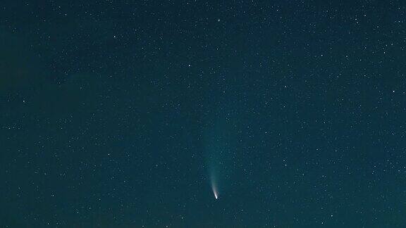 彗星飞过蓝色的星空时间流逝