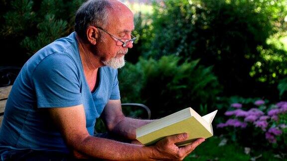 老人在户外看书