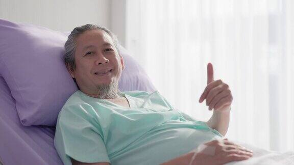 在医院的病房里一位亚洲老年男性病人躺在床上