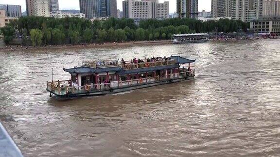 在中国兰州一艘旅游船经过黄河