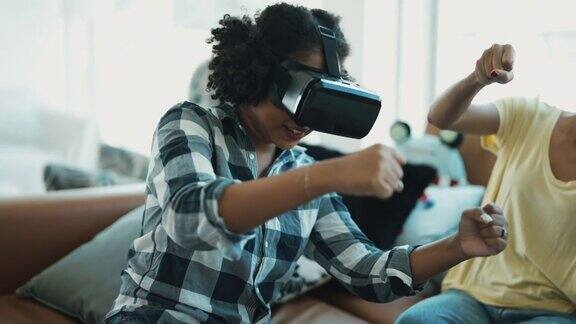 非洲裔女性朋友使用虚拟现实眼镜玩赛车电子游戏