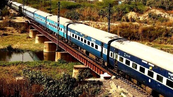 印度客运火车过桥