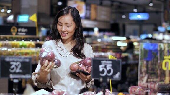 在超市购物的亚洲女人